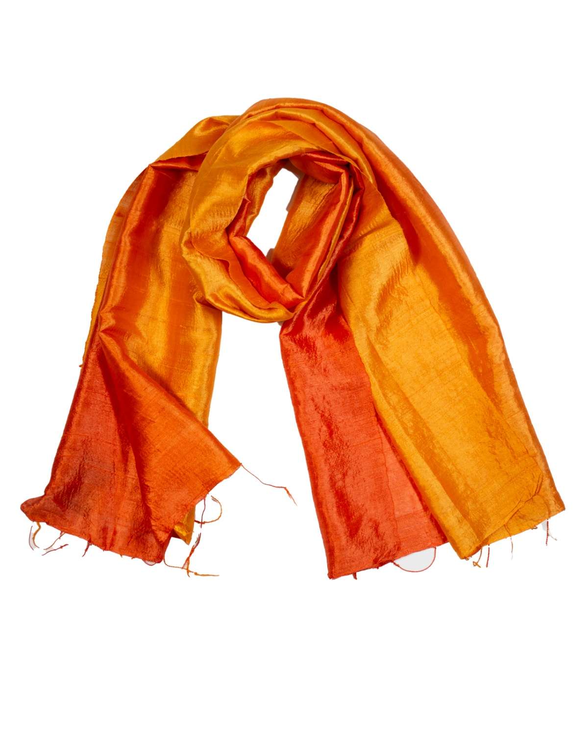 Adoptez le foulard en soie, accessoire tendance et incontournable, ici en  dégradé d\'orange et