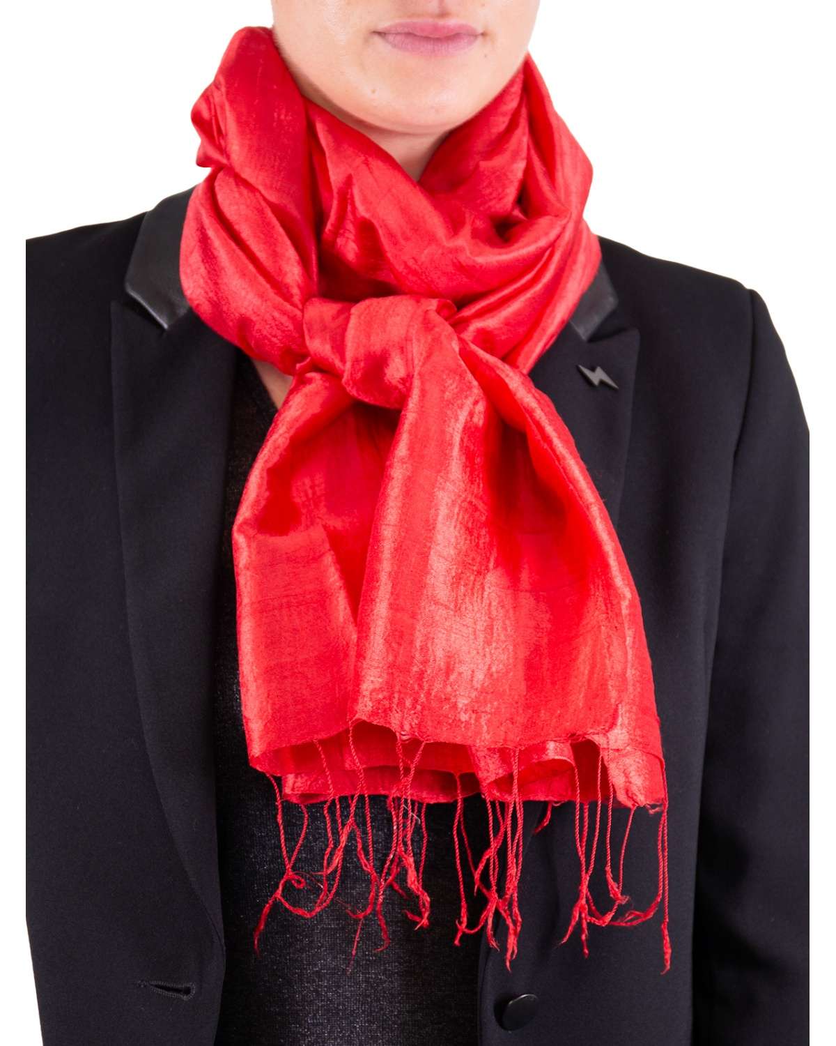 Foulard rouge 100% soie tissé et teinté à la main de manière traditionnelle.